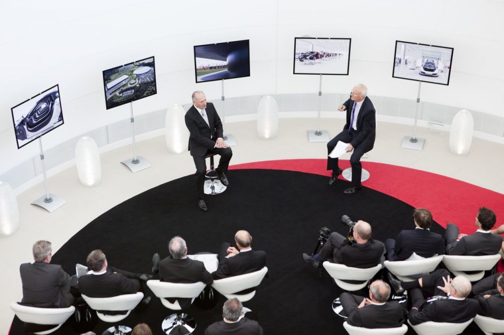 Рон Деннис дает интервью. Технологический центр и комплекс McLaren Technology Centre